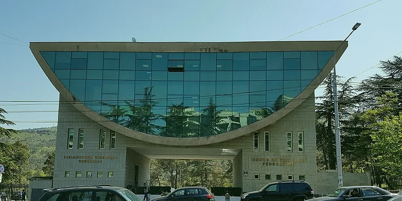 新闻发布厅话筒与背景板实拍(他还需要时间:出场顺序的信号)